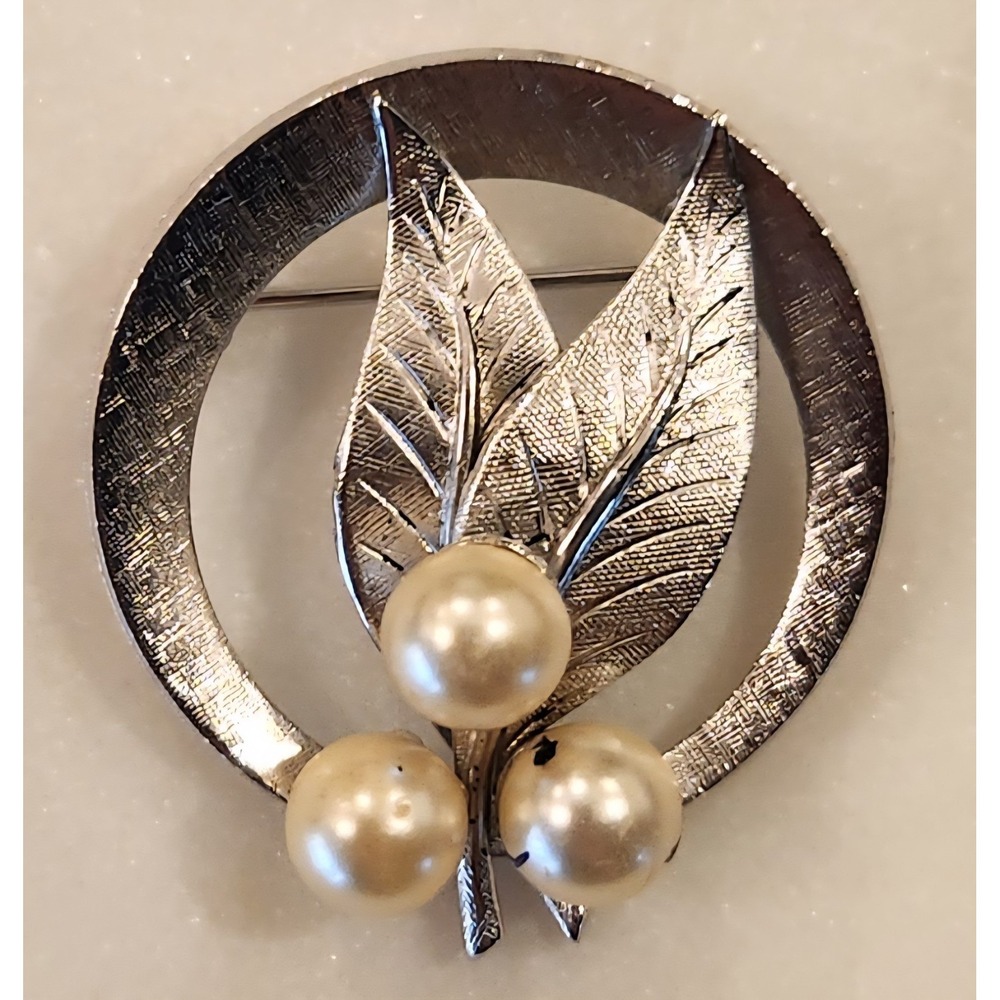 Vintage Silver Tone Leaf & Faux Pearl Circle Brooch Mid Century Style‎ Pin